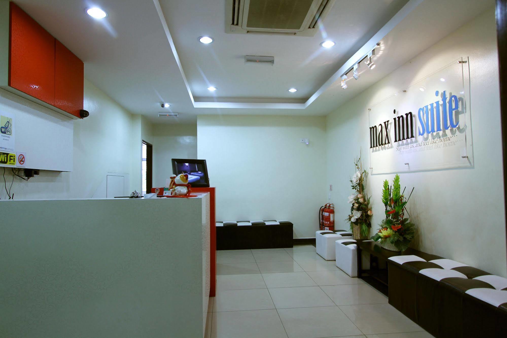 Max Inn Hotel Parit Raja Exterior foto