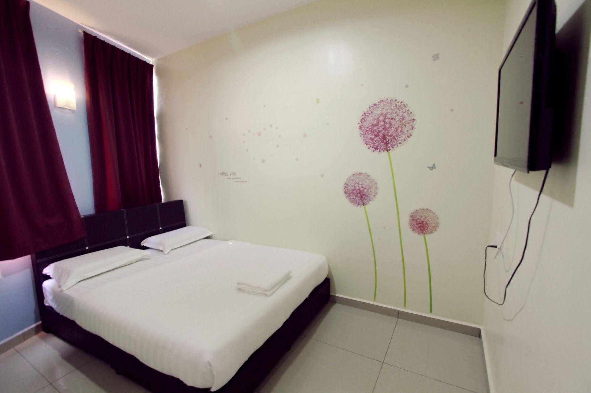 Max Inn Hotel Parit Raja Exterior foto