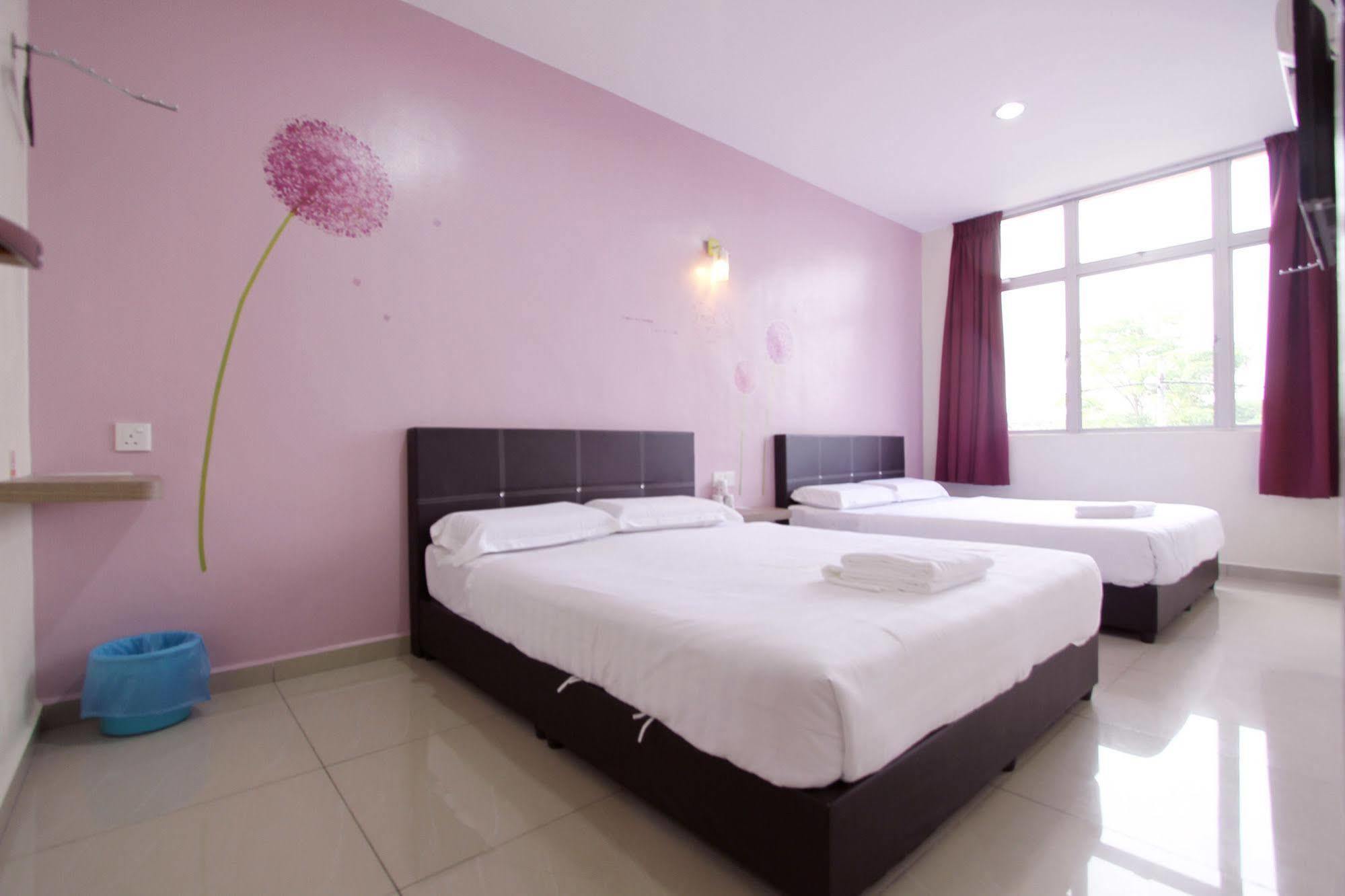 Max Inn Hotel Parit Raja Exterior foto
