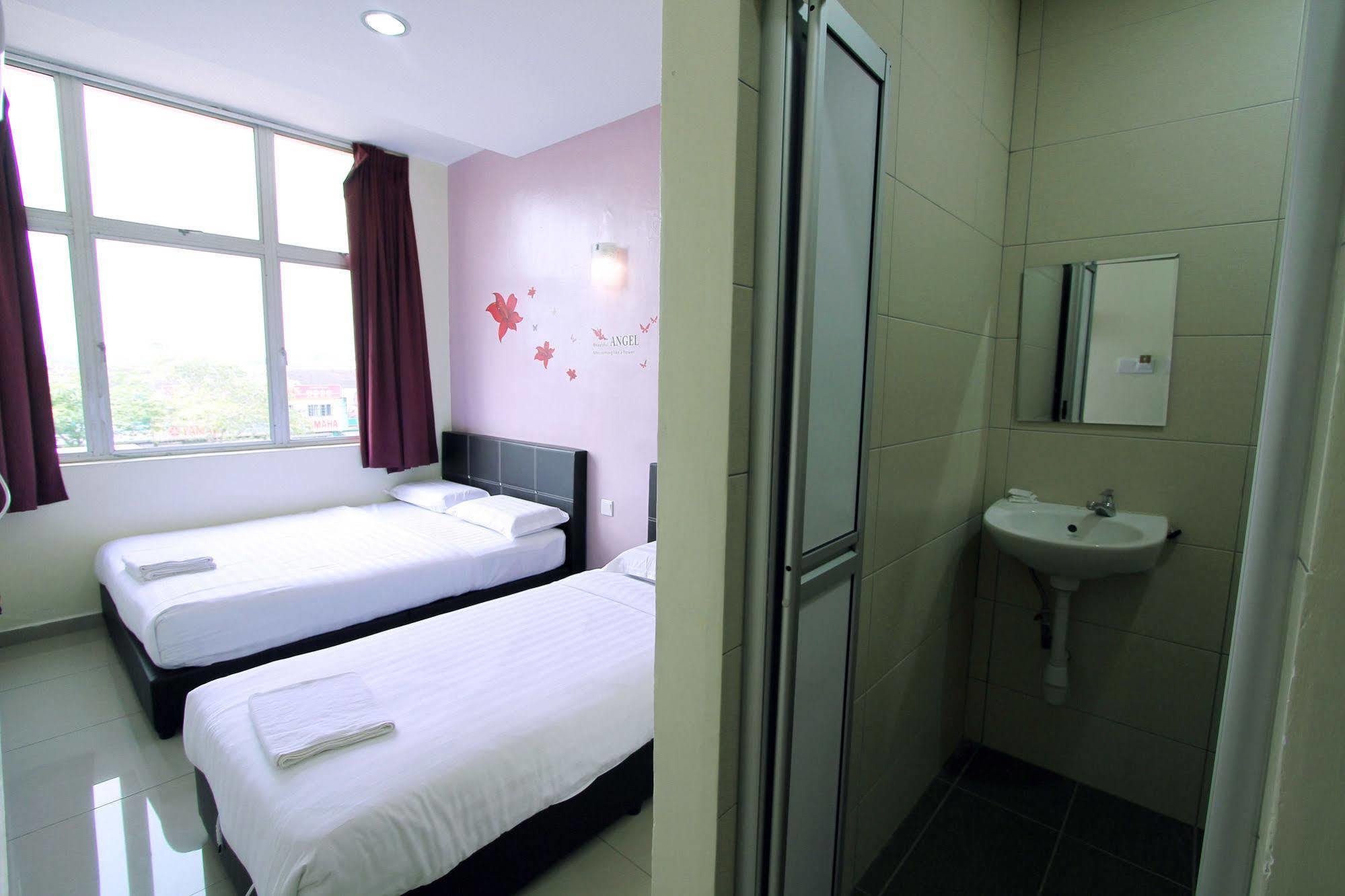 Max Inn Hotel Parit Raja Exterior foto